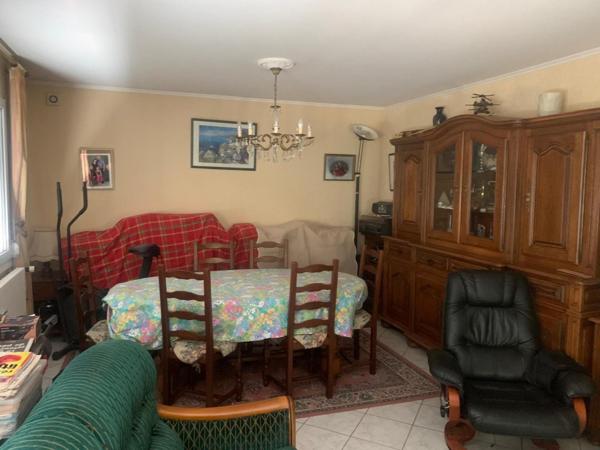 Maison de 1973, 5 ch, sous-sol sur terrain de 1233 m2