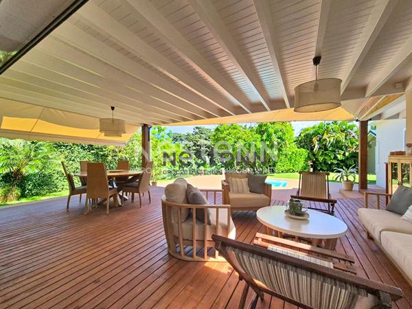 À VENDRE À PETIT-BOURG MAISON D'ARCHITECTE AVEC PISCINE DE TYPE F4 DE102 m2