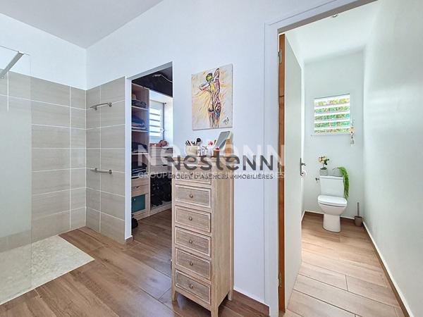 À VENDRE À PETIT-BOURG MAISON D'ARCHITECTE AVEC PISCINE DE TYPE F4 DE102 m2