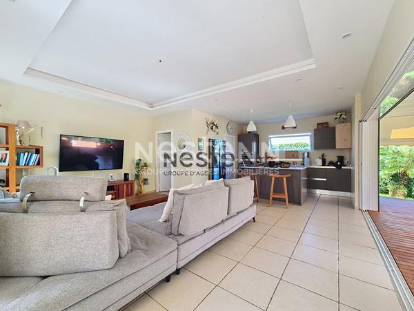 À VENDRE À PETIT-BOURG MAISON D'ARCHITECTE AVEC PISCINE DE TYPE F4 DE102 m2