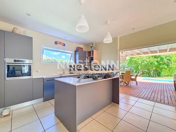 À VENDRE À PETIT-BOURG MAISON D'ARCHITECTE AVEC PISCINE DE TYPE F4 DE102 m2