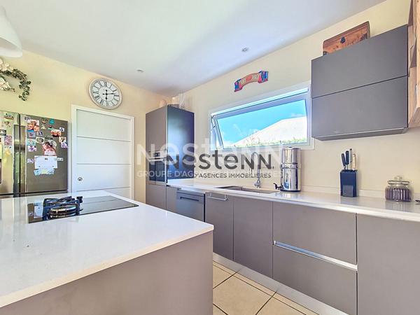 À VENDRE À PETIT-BOURG MAISON D'ARCHITECTE AVEC PISCINE DE TYPE F4 DE102 m2