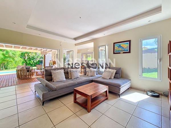 À VENDRE À PETIT-BOURG MAISON D'ARCHITECTE AVEC PISCINE DE TYPE F4 DE102 m2