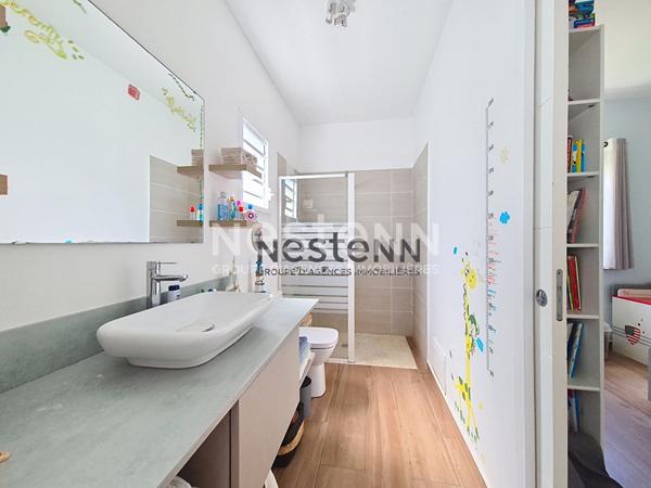 À VENDRE À PETIT-BOURG MAISON D'ARCHITECTE AVEC PISCINE DE TYPE F4 DE102 m2