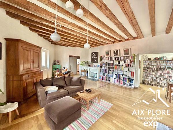 🏛️ Appartement de caractère – Dernier étage – Centre historique de Chambéry