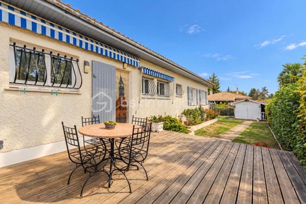 Venez découvrir cette belle maison de 111 m², idéalement située à Sallebœuf, dans un environnement calme et paisible, tout en restant à moins de 5 minutes de toutes les commodités.

Dès l’entrée, vous serez séduit par son grand séjour lumineux, véritable cœur de la maison, accompagné d’une cuisine entièrement équipée, offrant un espace de vie convivial et chaleureux.

Côté nuit, la maison dispose de 3 grandes chambres, idéales pour accueillir toute la famille.

Un véritable atout supplémentaire : une grande dépendance d’environ 25 m² offrant de nombreuses possibilités d’aménagement. Elle pourra notamment être transformée en belle suite parentale, avec la possibilité d’y créer une salle d’eau supplémentaire, un bureau ou encore un espace indépendant selon vos envies.

À l’extérieur, place à la détente avec un jardin paisible et arboré, véritable écrin de verdure, complété par une grande piscine pour profiter pleinement des beaux jours.

Une maison idéale pour une famille à la recherche de calme, d’espace et de confort, sans pour autant renoncer à la proximité des commerces, écoles et commodités.

Un bien à découvrir rapidement pour lequel une visite pourrait bien provoquer le coup de cœur !