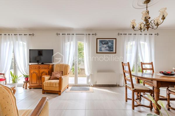 Venez découvrir cette belle maison de 111 m², idéalement située à Sallebœuf, dans un environnement calme et paisible, tout en restant à moins de 5 minutes de toutes les commodités.

Dès l’entrée, vous serez séduit par son grand séjour lumineux, véritable cœur de la maison, accompagné d’une cuisine entièrement équipée, offrant un espace de vie convivial et chaleureux.

Côté nuit, la maison dispose de 3 grandes chambres, idéales pour accueillir toute la famille.

Un véritable atout supplémentaire : une grande dépendance d’environ 25 m² offrant de nombreuses possibilités d’aménagement. Elle pourra notamment être transformée en belle suite parentale, avec la possibilité d’y créer une salle d’eau supplémentaire, un bureau ou encore un espace indépendant selon vos envies.

À l’extérieur, place à la détente avec un jardin paisible et arboré, véritable écrin de verdure, complété par une grande piscine pour profiter pleinement des beaux jours.

Une maison idéale pour une famille à la recherche de calme, d’espace et de confort, sans pour autant renoncer à la proximité des commerces, écoles et commodités.

Un bien à découvrir rapidement pour lequel une visite pourrait bien provoquer le coup de cœur !
