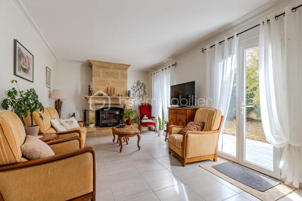 Venez découvrir cette belle maison de 111 m², idéalement située à Sallebœuf, dans un environnement calme et paisible, tout en restant à moins de 5 minutes de toutes les commodités.

Dès l’entrée, vous serez séduit par son grand séjour lumineux, véritable cœur de la maison, accompagné d’une cuisine entièrement équipée, offrant un espace de vie convivial et chaleureux.

Côté nuit, la maison dispose de 3 grandes chambres, idéales pour accueillir toute la famille.

Un véritable atout supplémentaire : une grande dépendance d’environ 25 m² offrant de nombreuses possibilités d’aménagement. Elle pourra notamment être transformée en belle suite parentale, avec la possibilité d’y créer une salle d’eau supplémentaire, un bureau ou encore un espace indépendant selon vos envies.

À l’extérieur, place à la détente avec un jardin paisible et arboré, véritable écrin de verdure, complété par une grande piscine pour profiter pleinement des beaux jours.

Une maison idéale pour une famille à la recherche de calme, d’espace et de confort, sans pour autant renoncer à la proximité des commerces, écoles et commodités.

Un bien à découvrir rapidement pour lequel une visite pourrait bien provoquer le coup de cœur !