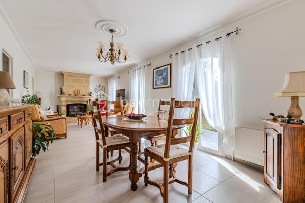 Venez découvrir cette belle maison de 111 m², idéalement située à Sallebœuf, dans un environnement calme et paisible, tout en restant à moins de 5 minutes de toutes les commodités.

Dès l’entrée, vous serez séduit par son grand séjour lumineux, véritable cœur de la maison, accompagné d’une cuisine entièrement équipée, offrant un espace de vie convivial et chaleureux.

Côté nuit, la maison dispose de 3 grandes chambres, idéales pour accueillir toute la famille.

Un véritable atout supplémentaire : une grande dépendance d’environ 25 m² offrant de nombreuses possibilités d’aménagement. Elle pourra notamment être transformée en belle suite parentale, avec la possibilité d’y créer une salle d’eau supplémentaire, un bureau ou encore un espace indépendant selon vos envies.

À l’extérieur, place à la détente avec un jardin paisible et arboré, véritable écrin de verdure, complété par une grande piscine pour profiter pleinement des beaux jours.

Une maison idéale pour une famille à la recherche de calme, d’espace et de confort, sans pour autant renoncer à la proximité des commerces, écoles et commodités.

Un bien à découvrir rapidement pour lequel une visite pourrait bien provoquer le coup de cœur !