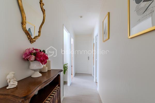 Venez découvrir cette belle maison de 111 m², idéalement située à Sallebœuf, dans un environnement calme et paisible, tout en restant à moins de 5 minutes de toutes les commodités.

Dès l’entrée, vous serez séduit par son grand séjour lumineux, véritable cœur de la maison, accompagné d’une cuisine entièrement équipée, offrant un espace de vie convivial et chaleureux.

Côté nuit, la maison dispose de 3 grandes chambres, idéales pour accueillir toute la famille.

Un véritable atout supplémentaire : une grande dépendance d’environ 25 m² offrant de nombreuses possibilités d’aménagement. Elle pourra notamment être transformée en belle suite parentale, avec la possibilité d’y créer une salle d’eau supplémentaire, un bureau ou encore un espace indépendant selon vos envies.

À l’extérieur, place à la détente avec un jardin paisible et arboré, véritable écrin de verdure, complété par une grande piscine pour profiter pleinement des beaux jours.

Une maison idéale pour une famille à la recherche de calme, d’espace et de confort, sans pour autant renoncer à la proximité des commerces, écoles et commodités.

Un bien à découvrir rapidement pour lequel une visite pourrait bien provoquer le coup de cœur !