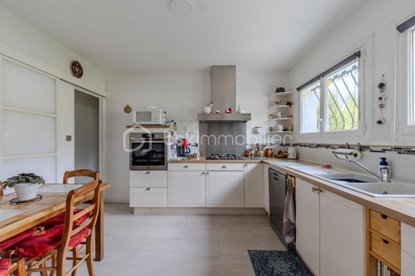 Venez découvrir cette belle maison de 111 m², idéalement située à Sallebœuf, dans un environnement calme et paisible, tout en restant à moins de 5 minutes de toutes les commodités.

Dès l’entrée, vous serez séduit par son grand séjour lumineux, véritable cœur de la maison, accompagné d’une cuisine entièrement équipée, offrant un espace de vie convivial et chaleureux.

Côté nuit, la maison dispose de 3 grandes chambres, idéales pour accueillir toute la famille.

Un véritable atout supplémentaire : une grande dépendance d’environ 25 m² offrant de nombreuses possibilités d’aménagement. Elle pourra notamment être transformée en belle suite parentale, avec la possibilité d’y créer une salle d’eau supplémentaire, un bureau ou encore un espace indépendant selon vos envies.

À l’extérieur, place à la détente avec un jardin paisible et arboré, véritable écrin de verdure, complété par une grande piscine pour profiter pleinement des beaux jours.

Une maison idéale pour une famille à la recherche de calme, d’espace et de confort, sans pour autant renoncer à la proximité des commerces, écoles et commodités.

Un bien à découvrir rapidement pour lequel une visite pourrait bien provoquer le coup de cœur !