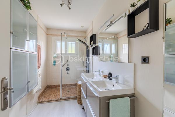 Venez découvrir cette belle maison de 111 m², idéalement située à Sallebœuf, dans un environnement calme et paisible, tout en restant à moins de 5 minutes de toutes les commodités.

Dès l’entrée, vous serez séduit par son grand séjour lumineux, véritable cœur de la maison, accompagné d’une cuisine entièrement équipée, offrant un espace de vie convivial et chaleureux.

Côté nuit, la maison dispose de 3 grandes chambres, idéales pour accueillir toute la famille.

Un véritable atout supplémentaire : une grande dépendance d’environ 25 m² offrant de nombreuses possibilités d’aménagement. Elle pourra notamment être transformée en belle suite parentale, avec la possibilité d’y créer une salle d’eau supplémentaire, un bureau ou encore un espace indépendant selon vos envies.

À l’extérieur, place à la détente avec un jardin paisible et arboré, véritable écrin de verdure, complété par une grande piscine pour profiter pleinement des beaux jours.

Une maison idéale pour une famille à la recherche de calme, d’espace et de confort, sans pour autant renoncer à la proximité des commerces, écoles et commodités.

Un bien à découvrir rapidement pour lequel une visite pourrait bien provoquer le coup de cœur !