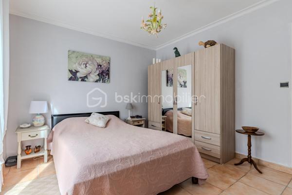 Venez découvrir cette belle maison de 111 m², idéalement située à Sallebœuf, dans un environnement calme et paisible, tout en restant à moins de 5 minutes de toutes les commodités.

Dès l’entrée, vous serez séduit par son grand séjour lumineux, véritable cœur de la maison, accompagné d’une cuisine entièrement équipée, offrant un espace de vie convivial et chaleureux.

Côté nuit, la maison dispose de 3 grandes chambres, idéales pour accueillir toute la famille.

Un véritable atout supplémentaire : une grande dépendance d’environ 25 m² offrant de nombreuses possibilités d’aménagement. Elle pourra notamment être transformée en belle suite parentale, avec la possibilité d’y créer une salle d’eau supplémentaire, un bureau ou encore un espace indépendant selon vos envies.

À l’extérieur, place à la détente avec un jardin paisible et arboré, véritable écrin de verdure, complété par une grande piscine pour profiter pleinement des beaux jours.

Une maison idéale pour une famille à la recherche de calme, d’espace et de confort, sans pour autant renoncer à la proximité des commerces, écoles et commodités.

Un bien à découvrir rapidement pour lequel une visite pourrait bien provoquer le coup de cœur !