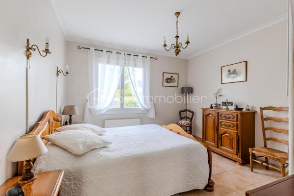 Venez découvrir cette belle maison de 111 m², idéalement située à Sallebœuf, dans un environnement calme et paisible, tout en restant à moins de 5 minutes de toutes les commodités.

Dès l’entrée, vous serez séduit par son grand séjour lumineux, véritable cœur de la maison, accompagné d’une cuisine entièrement équipée, offrant un espace de vie convivial et chaleureux.

Côté nuit, la maison dispose de 3 grandes chambres, idéales pour accueillir toute la famille.

Un véritable atout supplémentaire : une grande dépendance d’environ 25 m² offrant de nombreuses possibilités d’aménagement. Elle pourra notamment être transformée en belle suite parentale, avec la possibilité d’y créer une salle d’eau supplémentaire, un bureau ou encore un espace indépendant selon vos envies.

À l’extérieur, place à la détente avec un jardin paisible et arboré, véritable écrin de verdure, complété par une grande piscine pour profiter pleinement des beaux jours.

Une maison idéale pour une famille à la recherche de calme, d’espace et de confort, sans pour autant renoncer à la proximité des commerces, écoles et commodités.

Un bien à découvrir rapidement pour lequel une visite pourrait bien provoquer le coup de cœur !