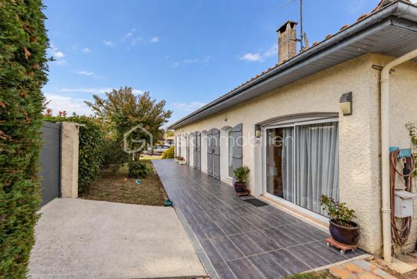 Venez découvrir cette belle maison de 111 m², idéalement située à Sallebœuf, dans un environnement calme et paisible, tout en restant à moins de 5 minutes de toutes les commodités.

Dès l’entrée, vous serez séduit par son grand séjour lumineux, véritable cœur de la maison, accompagné d’une cuisine entièrement équipée, offrant un espace de vie convivial et chaleureux.

Côté nuit, la maison dispose de 3 grandes chambres, idéales pour accueillir toute la famille.

Un véritable atout supplémentaire : une grande dépendance d’environ 25 m² offrant de nombreuses possibilités d’aménagement. Elle pourra notamment être transformée en belle suite parentale, avec la possibilité d’y créer une salle d’eau supplémentaire, un bureau ou encore un espace indépendant selon vos envies.

À l’extérieur, place à la détente avec un jardin paisible et arboré, véritable écrin de verdure, complété par une grande piscine pour profiter pleinement des beaux jours.

Une maison idéale pour une famille à la recherche de calme, d’espace et de confort, sans pour autant renoncer à la proximité des commerces, écoles et commodités.

Un bien à découvrir rapidement pour lequel une visite pourrait bien provoquer le coup de cœur !
