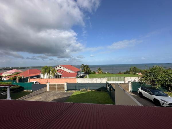 BAISSE DE LOYER !! A LOUER JOLIE VILLA T4 R+1 DANS LOTISSEMENT RESIDENTIEL A  PETIT-BOURG.