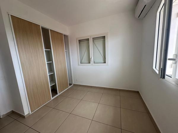 BAISSE DE LOYER !! A LOUER JOLIE VILLA T4 R+1 DANS LOTISSEMENT RESIDENTIEL A  PETIT-BOURG.