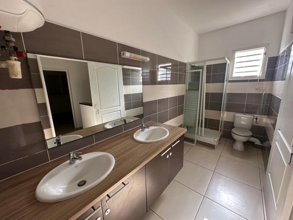 BAISSE DE LOYER !! A LOUER JOLIE VILLA T4 R+1 DANS LOTISSEMENT RESIDENTIEL A  PETIT-BOURG.