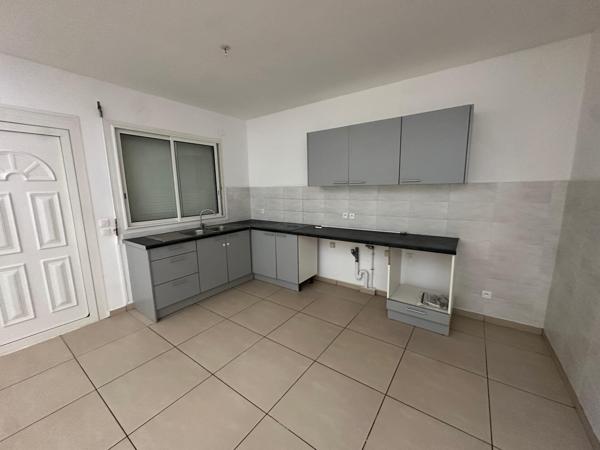 BAISSE DE LOYER !! A LOUER JOLIE VILLA T4 R+1 DANS LOTISSEMENT RESIDENTIEL A  PETIT-BOURG.