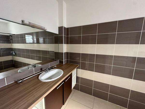BAISSE DE LOYER !! A LOUER JOLIE VILLA T4 R+1 DANS LOTISSEMENT RESIDENTIEL A  PETIT-BOURG.