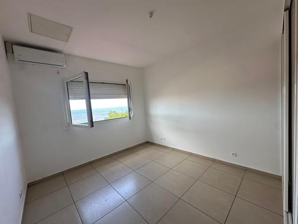 BAISSE DE LOYER !! A LOUER JOLIE VILLA T4 R+1 DANS LOTISSEMENT RESIDENTIEL A  PETIT-BOURG.