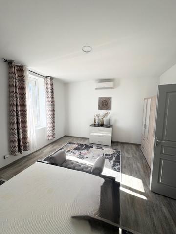 Bram : maison T5 avec jardin clôturé et garage en parfait état. Bram (11150)