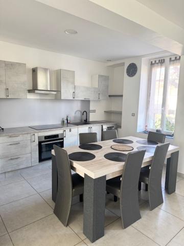 Bram : maison T5 avec jardin clôturé et garage en parfait état. Bram (11150)