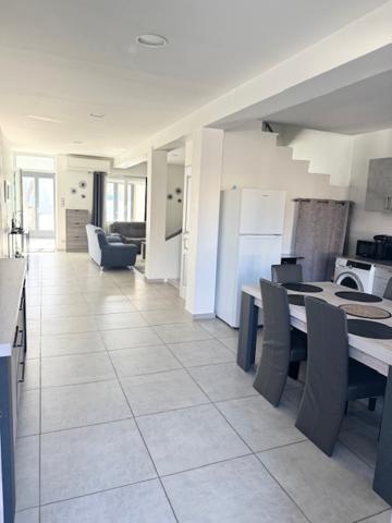 Bram : maison T5 avec jardin clôturé et garage en parfait état. Bram (11150)