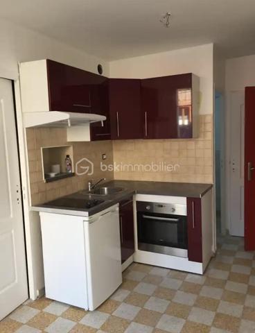 ✨Investisseurs contactez moi rapidement !

Immeuble de rapport clé en main, aucun travaux à prévoir. 
Ensemble immobilier composé de 5 logements : 1 studio et 4 T2 loués. 
Un garage, une cour commune très propre. 
Pas de copropriété.
Chauffage électrique. 
DPE en cours. 
Taxe foncière : 3476€

✨À saisir rapidement ✨
☎️ 07-86-31-59-48
