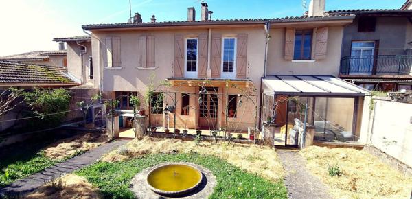 Grande maison de ville avec jardin.