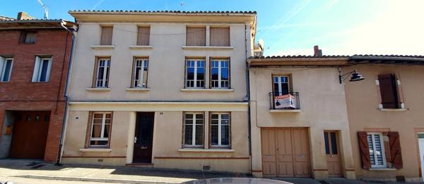 Grande maison de ville avec jardin.