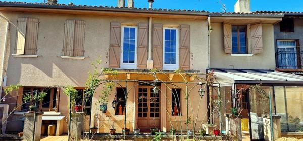 Grande maison de ville avec jardin.