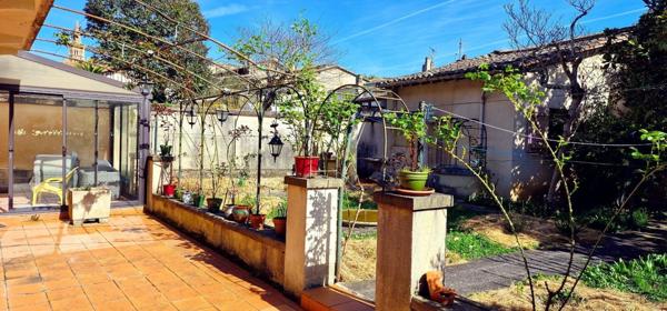 Grande maison de ville avec jardin.