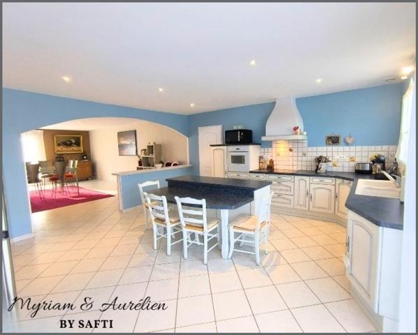 PROPRIETE PLAIN-PIED 4 Chambres Garages Piscine 2 hectares