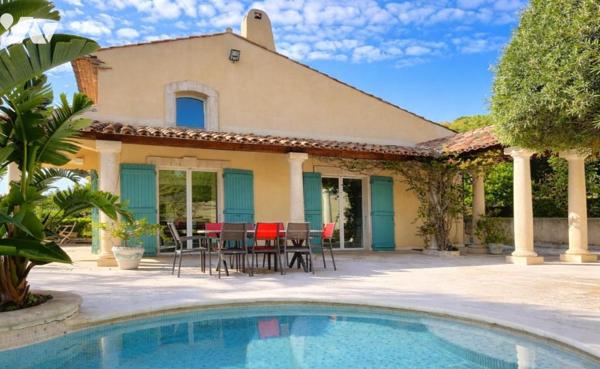 SAINT-TROPEZ, Quartier Pinet, villa équipée de piscine et pool house