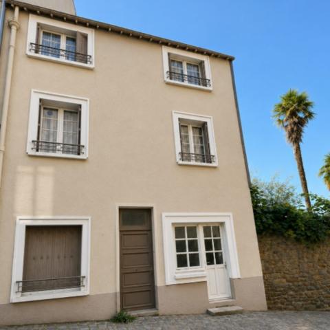 Intra Muros MAISON EN PIERRE sur jardinet