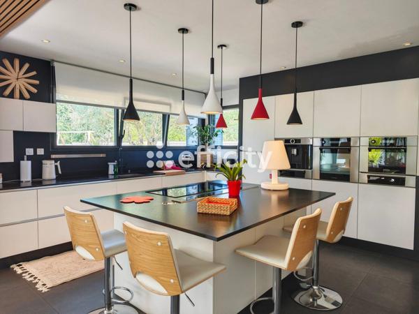 Maison
         6 pièces
        - 181 m² Bien prestige 828 000 € *