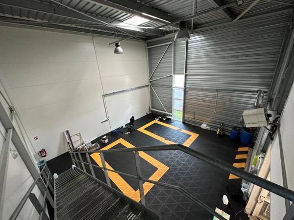 Local d'activité à louer GREZIEU LA VARENNE (69), d'une surface de 160 m² environ dont 90m2 d'atelier