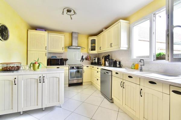 Maison contemporaine 4 chambres avec garage, proche Anet