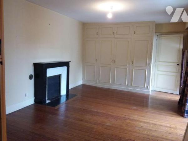 CHARME ET AUTHENTICITE POUR CETTE MAISON BOURGEOISE EN COEUR DE VILLE
BELLE DEMEURE ET SES DEP...