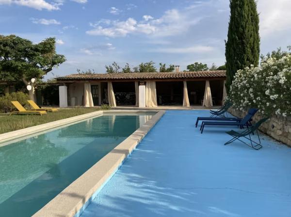 Cavaillon (84300) Robion/ Cavaillon maison ancienne de 340 m2 avec 2 Gites 12 pièces terrain 8936 m2 piscine