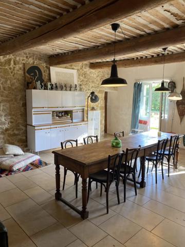 Cavaillon (84300) Robion/ Cavaillon maison ancienne de 340 m2 avec 2 Gites 12 pièces terrain 8936 m2 piscine