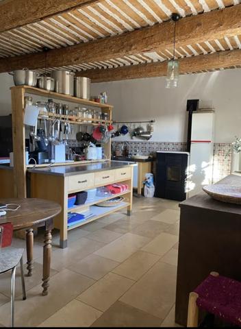 Cavaillon (84300) Robion/ Cavaillon maison ancienne de 340 m2 avec 2 Gites 12 pièces terrain 8936 m2 piscine