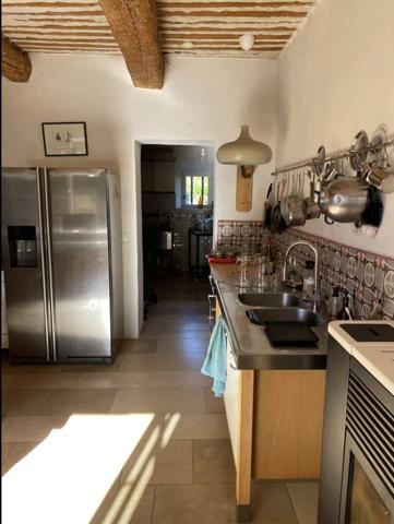 Cavaillon (84300) Robion/ Cavaillon maison ancienne de 340 m2 avec 2 Gites 12 pièces terrain 8936 m2 piscine