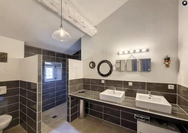 Cavaillon (84300) Robion/ Cavaillon maison ancienne de 340 m2 avec 2 Gites 12 pièces terrain 8936 m2 piscine