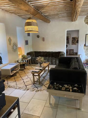 Cavaillon (84300) Robion/ Cavaillon maison ancienne de 340 m2 avec 2 Gites 12 pièces terrain 8936 m2 piscine