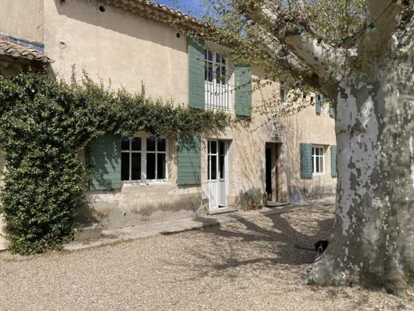 Cavaillon (84300) Robion/ Cavaillon maison ancienne de 340 m2 avec 2 Gites 12 pièces terrain 8936 m2 piscine
