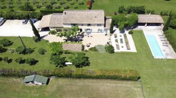 Cavaillon (84300) Robion/ Cavaillon maison ancienne de 340 m2 avec 2 Gites 12 pièces terrain 8936 m2 piscine