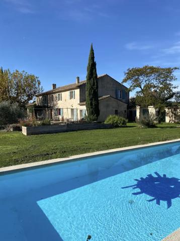 Cavaillon (84300) Robion/ Cavaillon maison ancienne de 340 m2 avec 2 Gites 12 pièces terrain 8936 m2 piscine