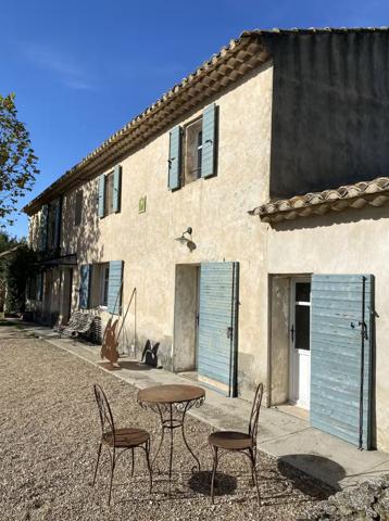 Cavaillon (84300) Robion/ Cavaillon maison ancienne de 340 m2 avec 2 Gites 12 pièces terrain 8936 m2 piscine